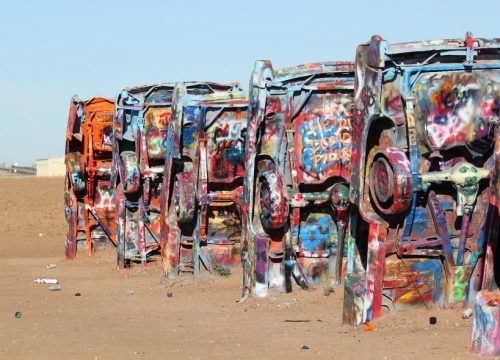 Bunt besprühte Cadillac-Karosserien stehen bei Amarillo als ikonische Kunstinstallation an der historischen Route 66.