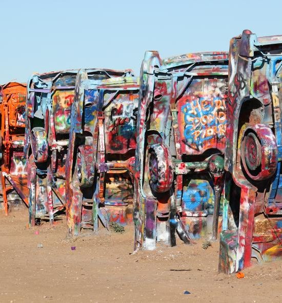 Bunt besprühte Cadillac-Karosserien stehen bei Amarillo als ikonische Kunstinstallation an der historischen Route 66.