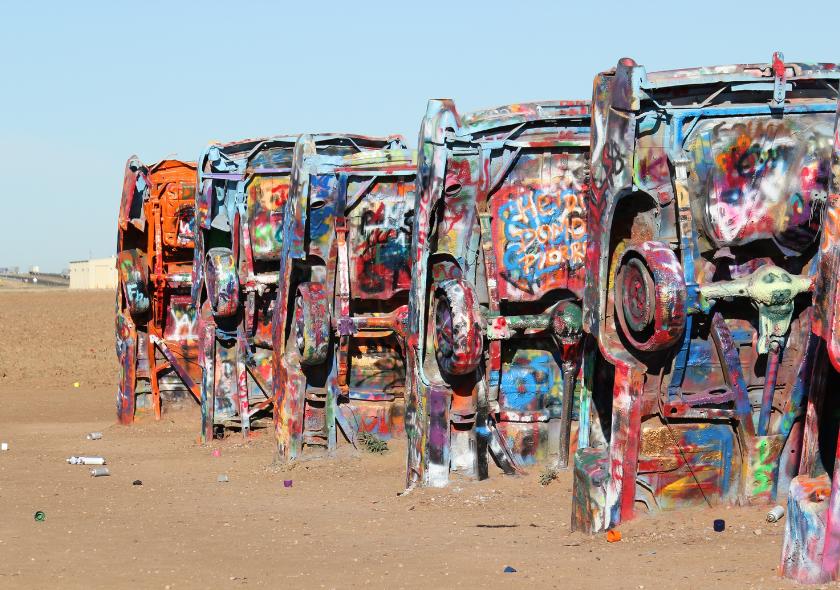 Bunt besprühte Cadillac-Karosserien stehen bei Amarillo als ikonische Kunstinstallation an der historischen Route 66.