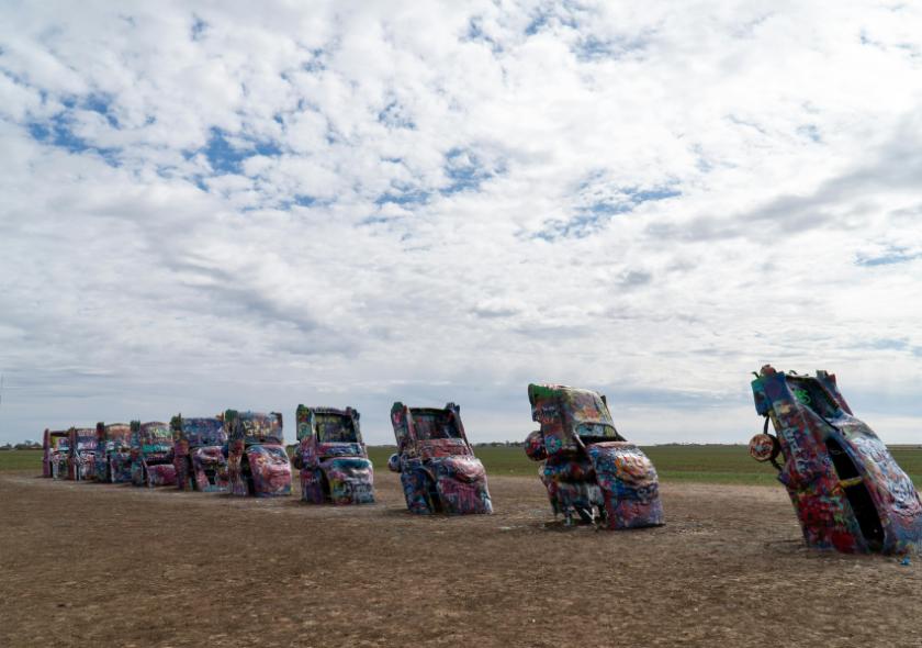 Bunt besprühte Cadillac-Oldtimer stehen auf einem Feld der Cadillac Ranch an der legendären Route 66 bei Amarillo.