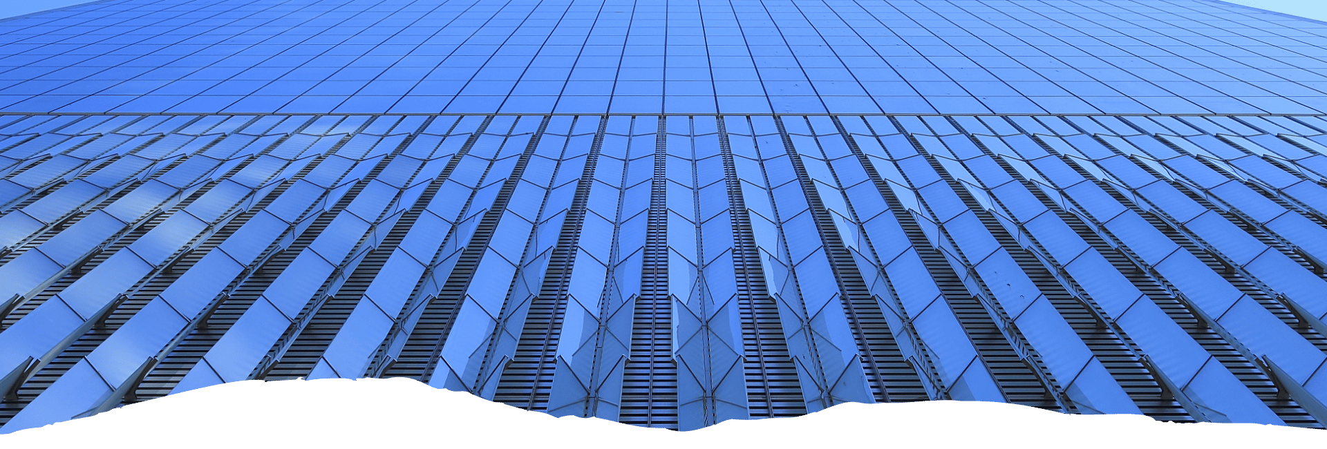 Die blau spiegelnde Glasfassade des One World Trade Center zieht sich in New York aus der Froschperspektive nach oben.
