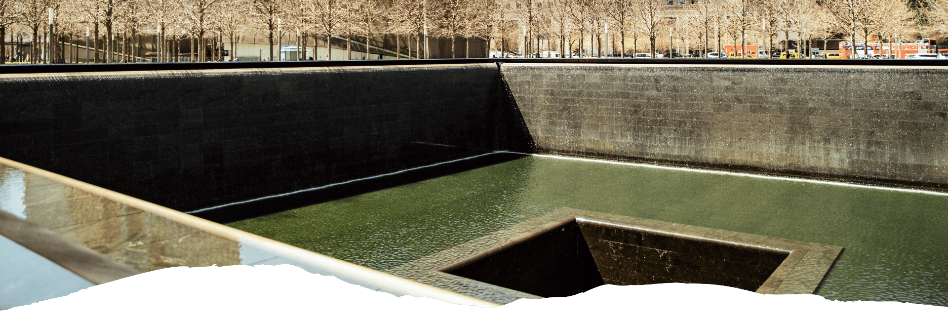 Das vertiefte Wasserbecken des 9/11 Memorials am Ground Zero in New York zeigt dunkle Wände und einen Überlauf, 11 M.