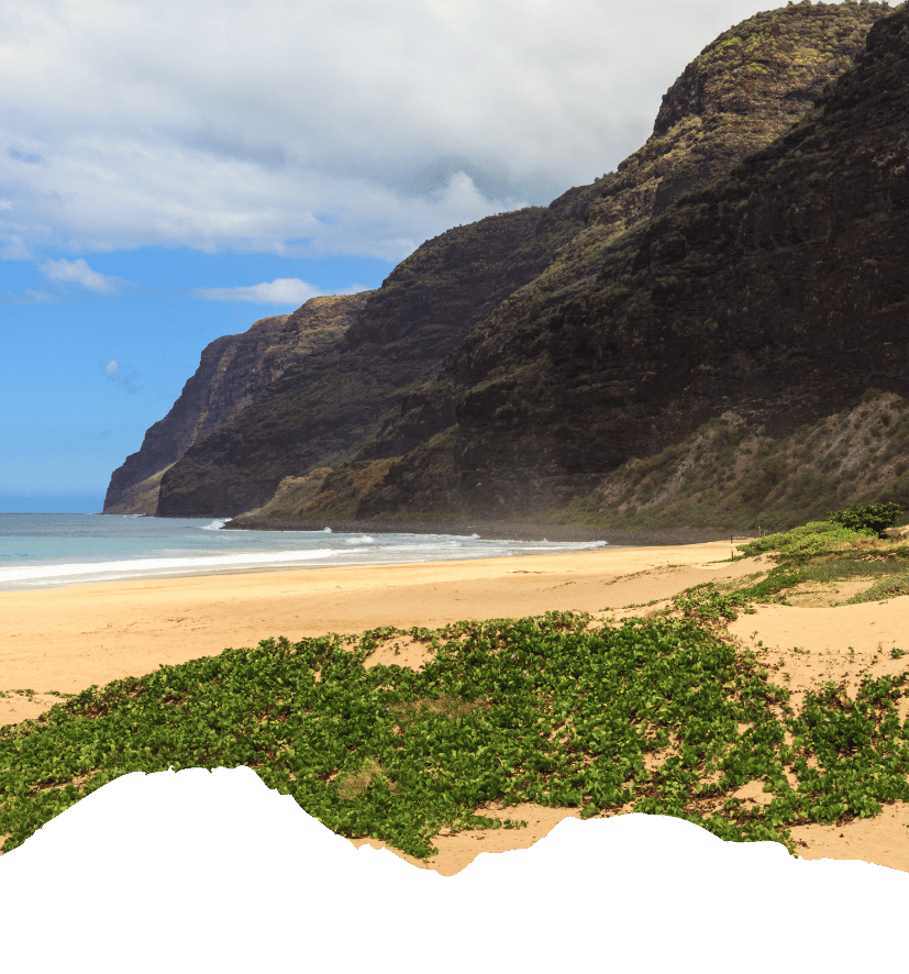 Ruhiger Sandstrand im Polihale State Park auf Kauai mit tiefblauem Wasser und steilen grünen Küstenklippen