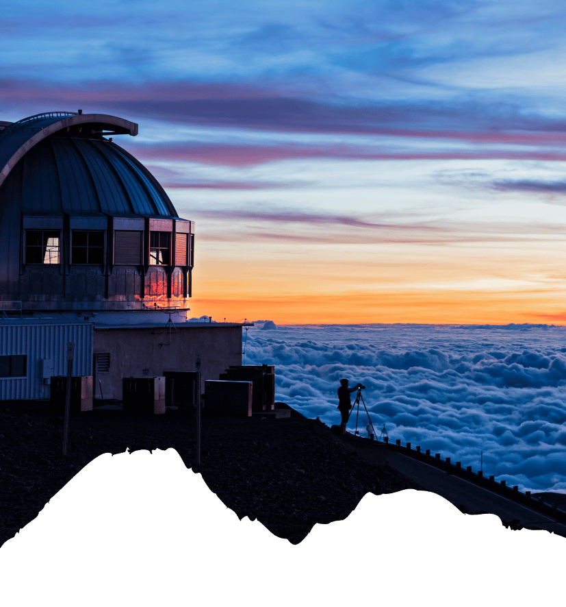 Eine Teleskopstation am Mauna Kea ragt bei Sonnenuntergang über die Wolkendecke von Hawaiis Big Island.