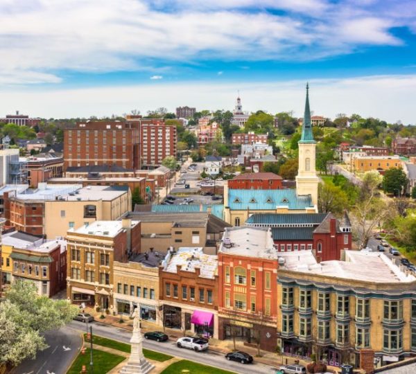 Historische Innenstadt von Macon, Georgia, mit markanten Kirchen, Backsteinhäusern und begrünten Straßen der Südstaaten