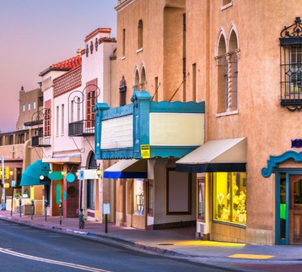 Abendliche Geschäftsstraße in Santa Fe mit Adobe-Fassaden, bunten Läden und spanisch geprägten Details entlang der Route 66