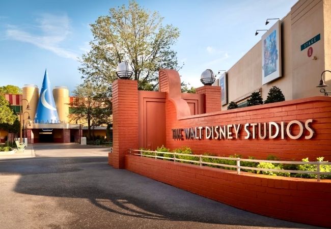 Am Eingang von Disney’s Hollywood Studios in Orlando stehen ein roter Schriftzug und der blaue Zauberhut von Mickey Mouse.