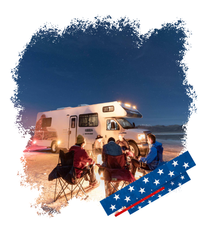 Vor einem Cruise-America-Wohnmobil sitzen mehrere Reisende im Campingstuhl am Lagerfeuer unter dem dunklen Himmel.