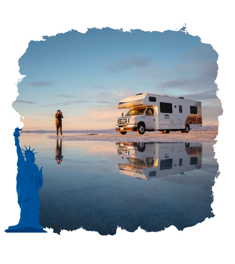 Ein weißes Cruise America Wohnmobil steht auf einer spiegelnden Salzfläche, daneben fotografiert eine Person.