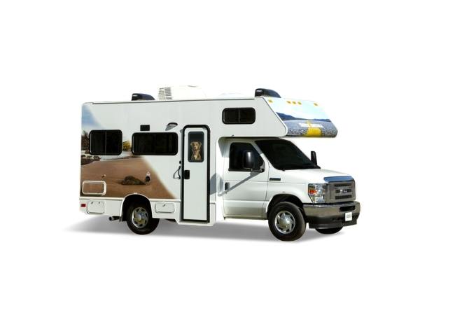 Ein weißes Cruise America Wohnmobil mit Alkoven und Seitenaufdruck steht freigestellt auf hellem Hintergrund.