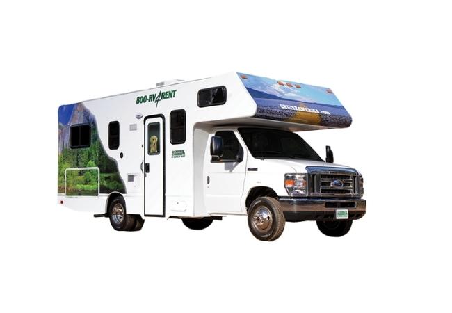 Weißes Cruise-America-Wohnmobil 25' Standard mit Alkoven und Ford-Fahrgestell vor weißem Hintergrund.