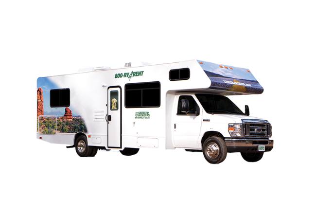 Ein weißes Cruise America 30' Large Wohnmobil mit Alkoven, Seitenfenstern und großem Fahrerhaus steht vor weißem Hintergrund.