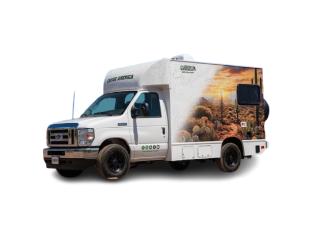 Ein weißes Cruise-America-Wohnmobil mit Wüstenmotiv und Kaktusgrafik steht freigestellt vor schwarzem Hintergrund.