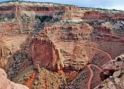 Rote Felswände und tiefe Schluchten prägen die weitläufige Landschaft im Canyonlands National Park in Utah.