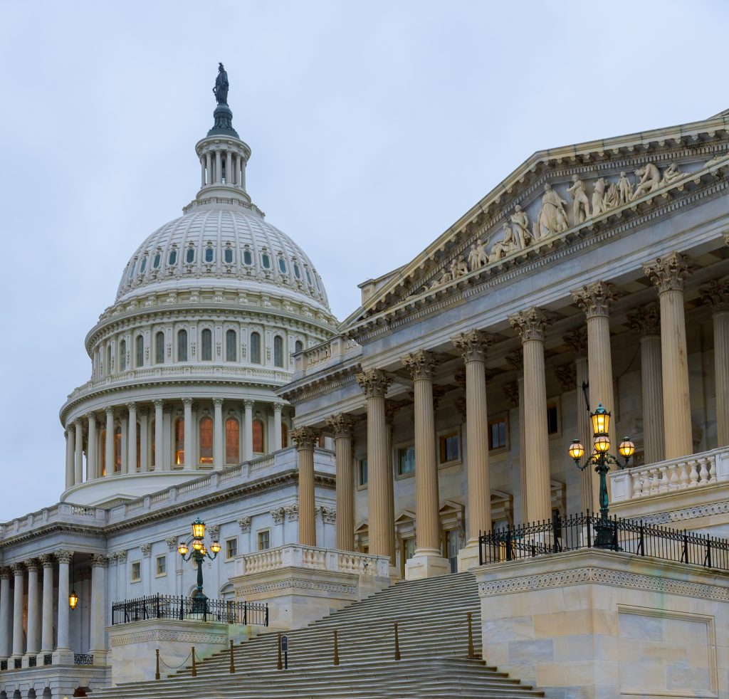 Die weiße Kuppel und die Säulenfassade des US-Kapitols erheben sich über der breiten Freitreppe in Washington, D.C.