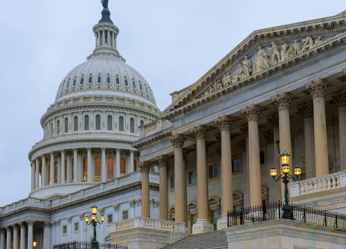 Die weiße Kuppel und die Säulenfassade des US-Kapitols erheben sich über der breiten Freitreppe in Washington, D.C.