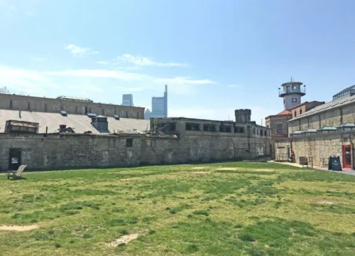 Historische Gefängnismauern mit Wachturm und Rasen im stillgelegten Eastern State Penitentiary in Philadelphia