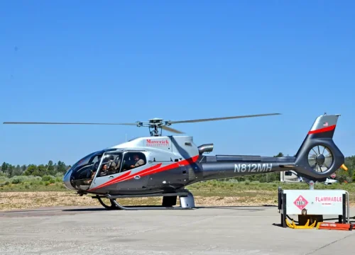Auf dem Flugfeld steht ein grau-roter Maverick-Hubschrauber für einen Rundflug über den Grand Canyon in Arizona.