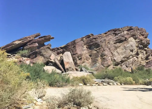 Felsige Landschaft mit markanten Gesteinsformationen und trockener Vegetation in den Indian Canyons bei Palm Springs