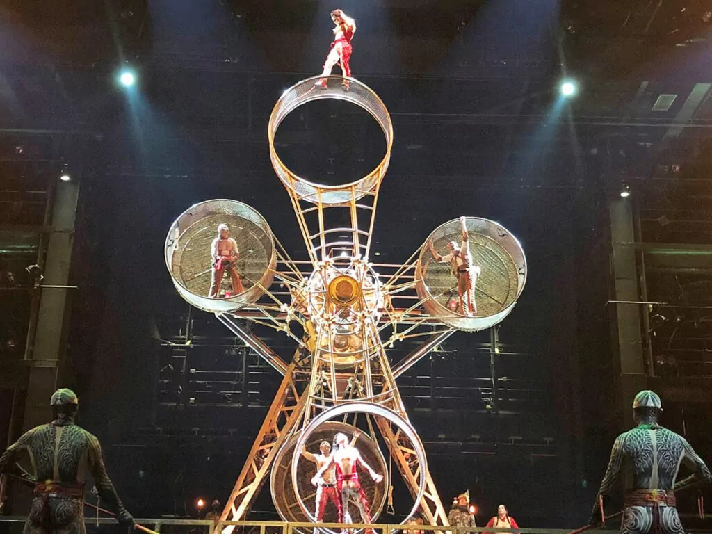 Artistinnen und Artisten balancieren in mehreren großen Rädern während der Cirque-du-Soleil-Show KA in Las Vegas.