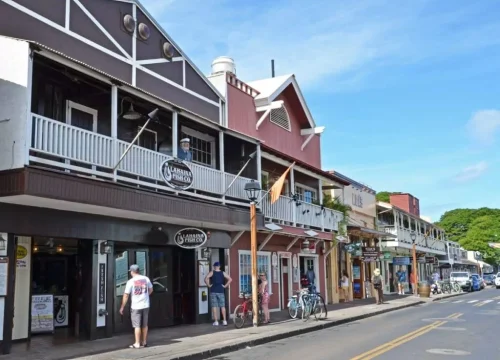 Historische Front Street in Lahaina auf Maui mit bunten Gebäuden, Veranden, Geschäften und Fahrrädern am Straßenrand