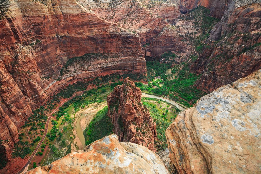 Der Blick von Angels Landing fällt über steile Sandsteinfelsen auf den Virgin River und den Zion National Park in Utah.