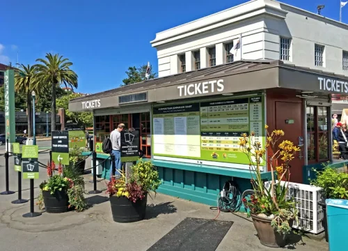 Am Ticketschalter in San Francisco informieren sich Besucher über Preise und Fahrkarten für historische Cable-Car-Fahrten.