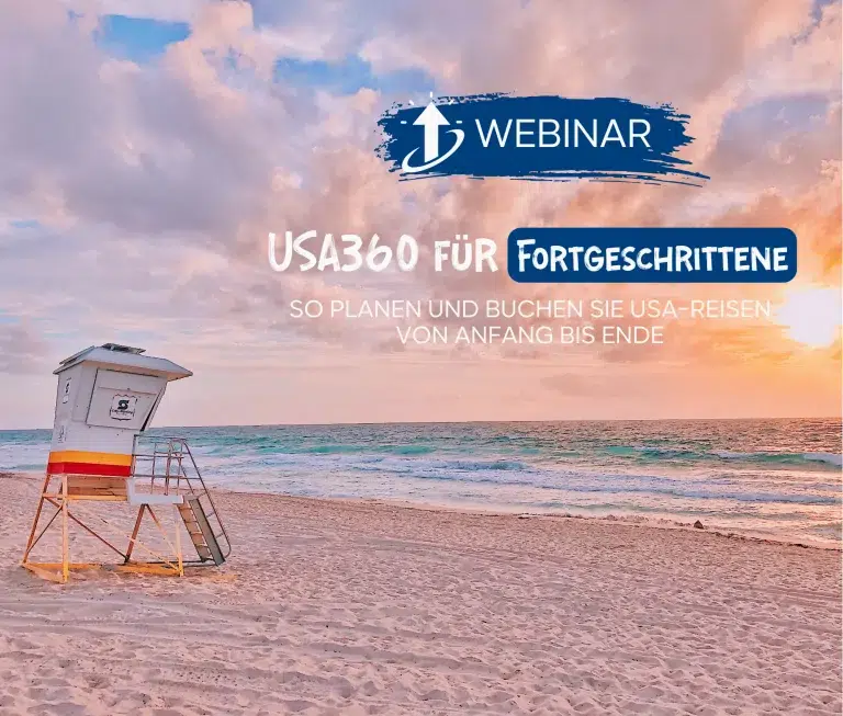 Am Strand steht ein Rettungsturm vor ruhiger See, darüber der Schriftzug „USA360 für Fortgeschrittene“ und „Webinar“.