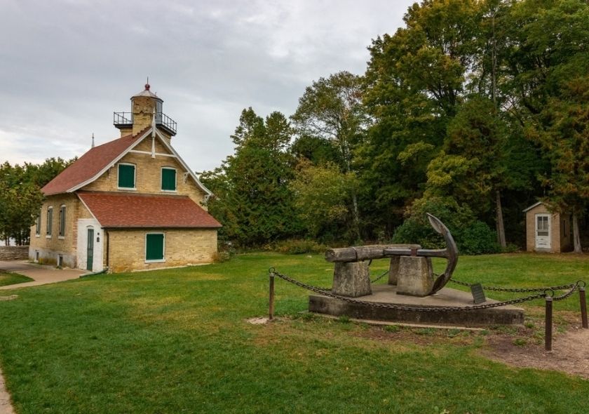 Zwischen Fish Creek und Ephraim liegt der Peninsula State Park, den das Wisconsin Department of Natural Resources als den vollständigsten Park des Bundesstaats beschreibt. Door County