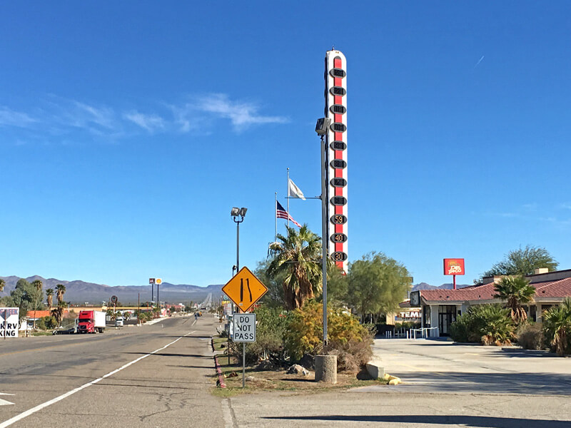 Straße nach Las Vegas mit dem höchsten Thermometer der Welt