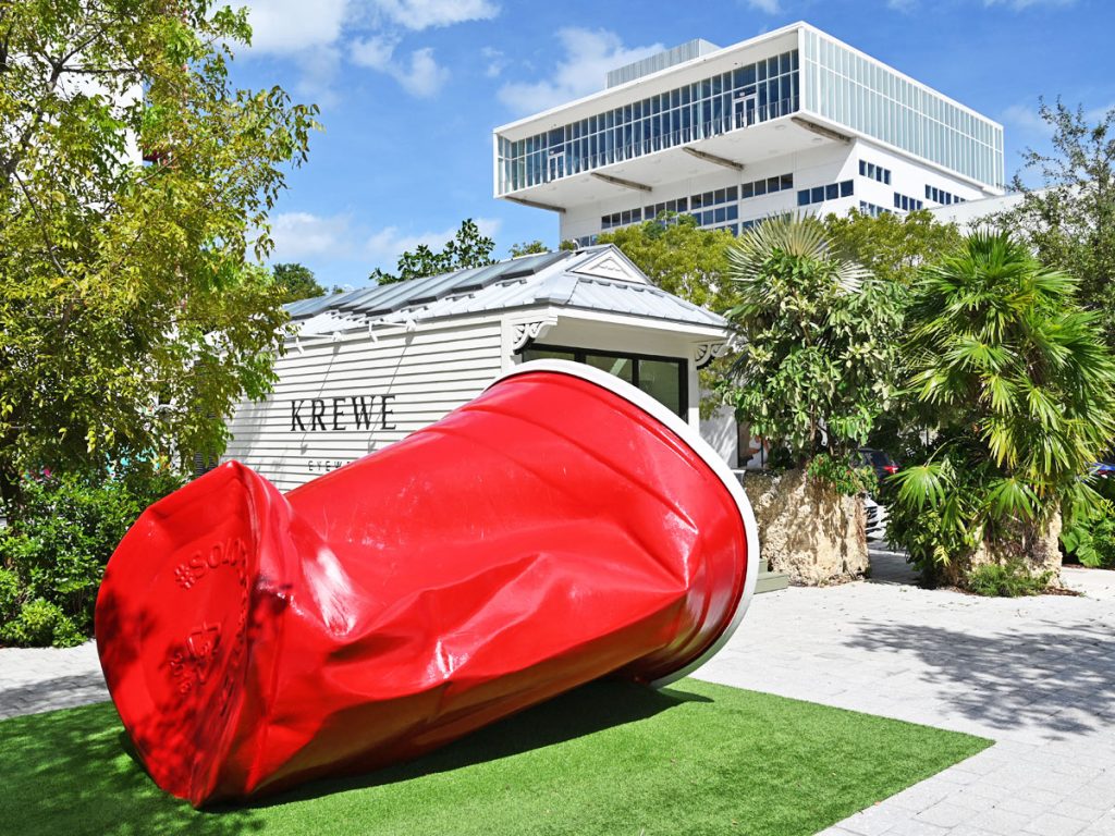 Roter Klastikbecher als Kunstwerk im Miami Design District
