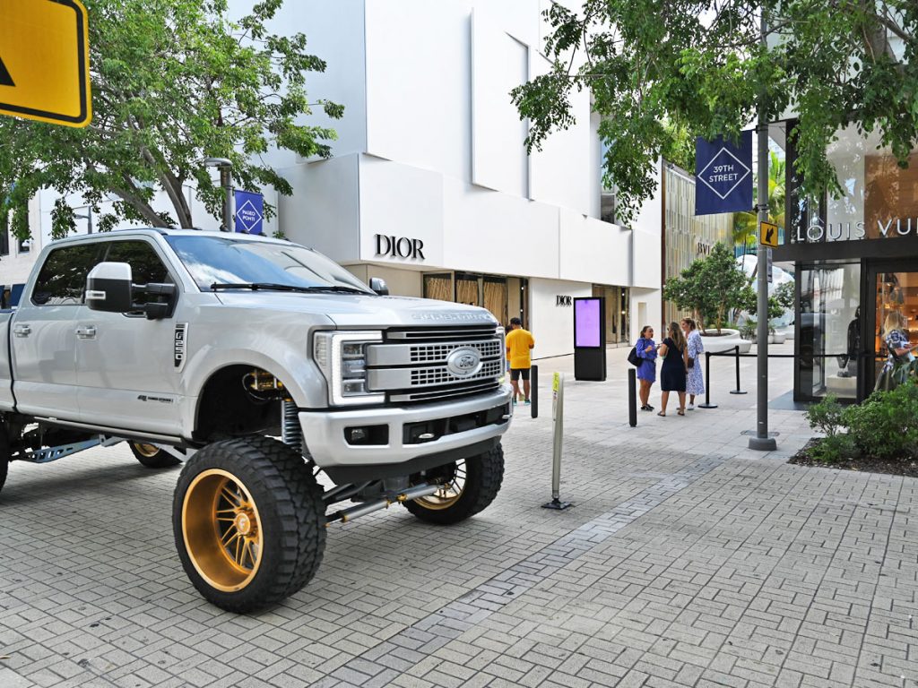 Monster Truck im Miami Design District vor DIOR und LOUIS